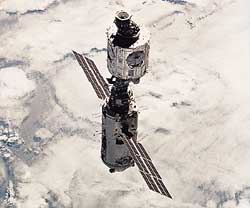 نمایی از دو بخش اصلی ایستگاه فضایی بین المللی که در سال 1998 پس از انتقال به فضا توسط فضانوردان آمریکایی و روسی به هم متصل شده است
