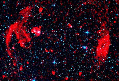 در این تصویر خوشه کهکشانی در طیف مرئی (رنگ آبی) و طول موج رادیویی(رنگ قرمز) نمایان است.