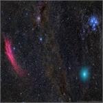 تصویر نجومی روز ناسا: سحابی قرمز، دنباله دار سبز و ستاره های آبی در آسمان